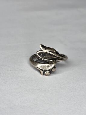 Avon Sterling Silver tulip Wrap Ring - Stamped Silver Size 7.5 great Condition